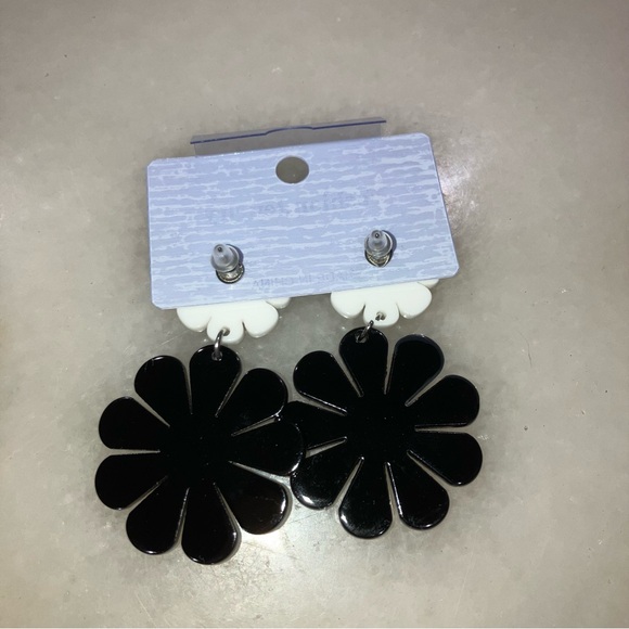 NEW Black and White Flower Drop Earrings - Picture 2 of 3